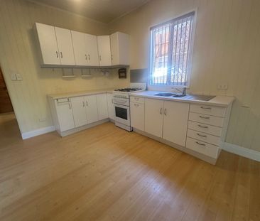 16a Brassey Street, Fairfield, Qld 4103 - Photo 4