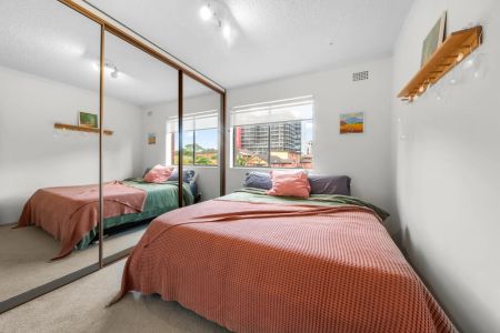 Spacious 3 bedroom opportunity with renovated kitchen and bathroom - Photo 4