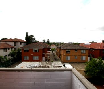 Two Bedroom Apartment with Lock-up Garage - Photo 5