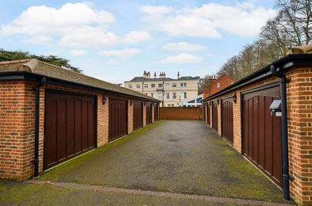 3 Bedroom Flat / Apartment - Moor Park House Way, Farnham - Photo 2