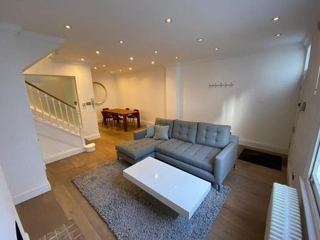 3 Bedroom Mews To Let - Photo 2