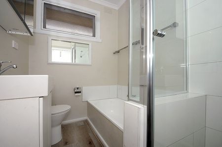 Stylish 3-Bedroom Unit in the Heart of Glen Waverley - Photo 2