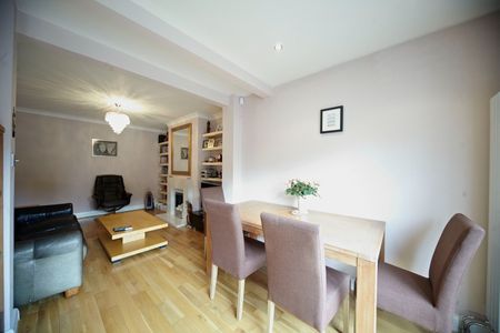 5 Bed Semi-Detached House, Pymmes Green Road, N11 - Photo 2