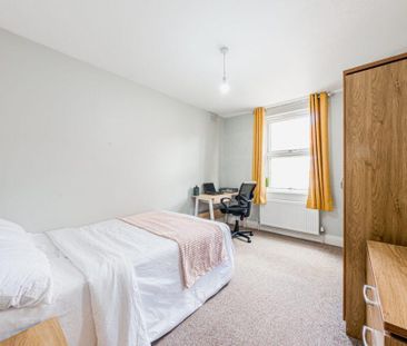 4 bedroom terraced house to rent - Photo 3