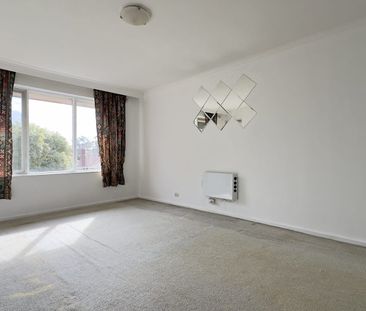 Freshly painted 2 bedroom flat - Photo 5