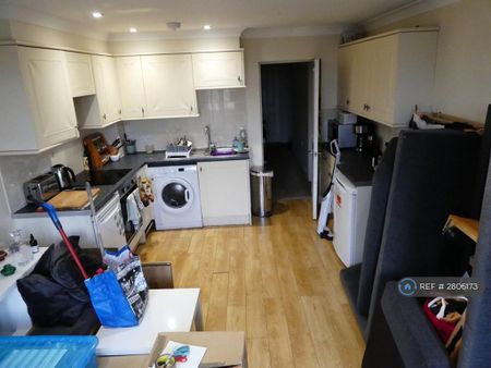 2 bedroom flat to rent - Photo 3