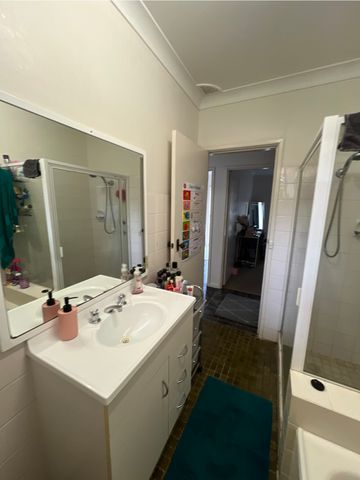 Tidy Two Bedroom Unit - Photo 5