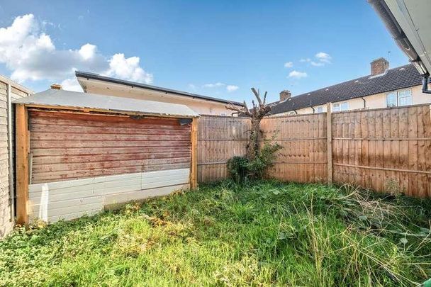 Goldbeaters Grove, Edgware, HA8 - Photo 1