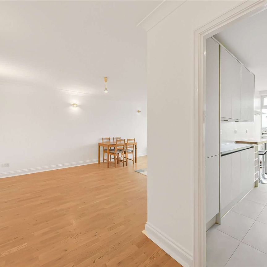Lateral two bedroom apartment set within a prestigious portered block in St. John's Wood. - Photo 1