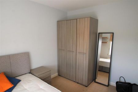 1 bedroom in a house share to rent - Photo 2