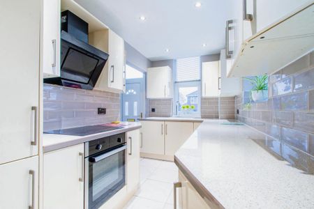 2 bedroom end of terrace house to rent - Photo 4