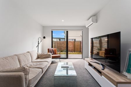 Modern 2 Bedroom, 2 Bathroom Unfurnished Townhouse in the City - Photo 3