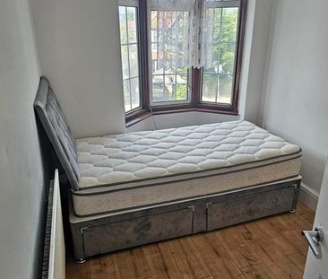 Room in a Shared House, Ballogie Avenue, NW10 - Photo 3