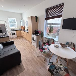 Room For Rent 52 Somers Road, Southsea - Photo 2