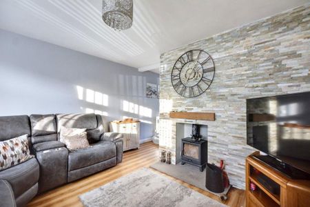 3 bedroom semi-detached house to rent - Photo 2