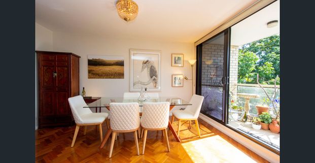 Fully Furnished 2 Bedroom Harry Seidler Townhouse Apartment with Northerly Harbour Views - Photo 1