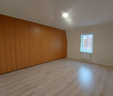 Penthouse te huur met twee slaapkamers en terrasje in hartje Kortrijk. - Photo 3