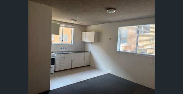 Affordable 1-Bed Apartment with Parking — Close to Everything! - Photo 1