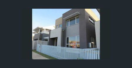 Modern and Spacious Plus Walking distance to Rouse Hill Town Centre !! - Photo 4