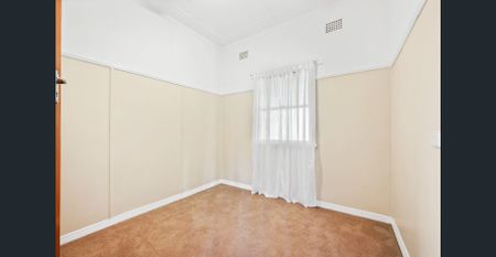 4 Bedroom Family Home with Pool - Photo 5