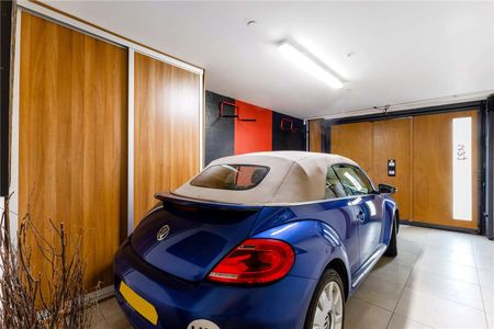 Furnished Four Double Bedroom townhouse with a garage and roof terrace on the centrally located Southern Street. - Photo 4