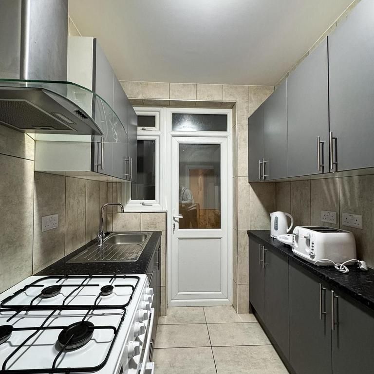 1 bedroom in a house share to rent - Photo 1