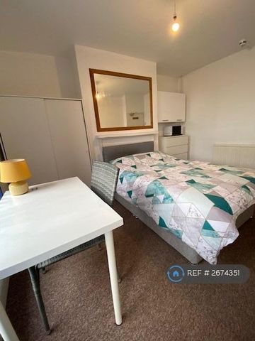 1 bedroom in a house share to rent - Photo 3