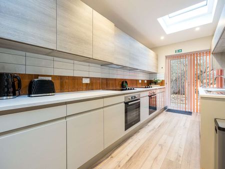 OX Living is proud to present this high-quality 8-bedroom co-living property, perfect for working professionals looking for stylish, stress-free living. Room 1 - Photo 5