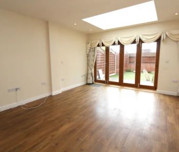 RM3, Ashflower Drive, Romford - Photo 2