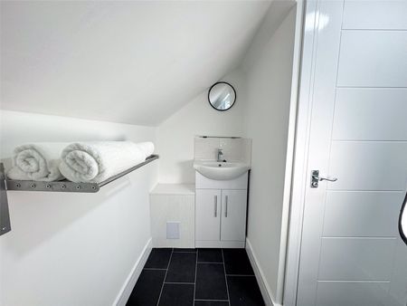 1st Floor, Room 3 - Photo 5