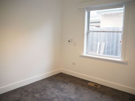 Family Home In The Heart Of Reservoir - Photo 4