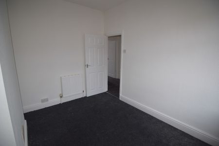 To Let 3 Bed Mid Terraced House - Photo 4