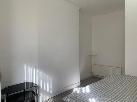 2 bedroom ground floor flat to rent - Photo 2