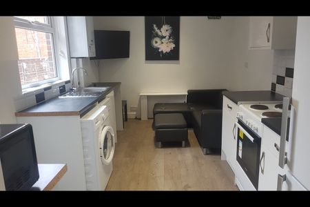 Room in a Shared House, Devonshire Road, SO15 - Photo 4