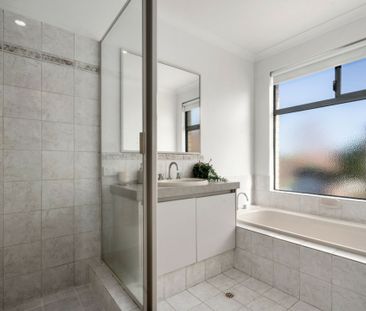 Gloriously Sun Filled Spacious Home - Photo 4