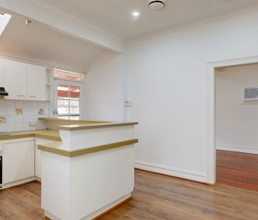 Freshly Painted Edwardian Home in a Coveted Carlton North Pocket - Photo 5