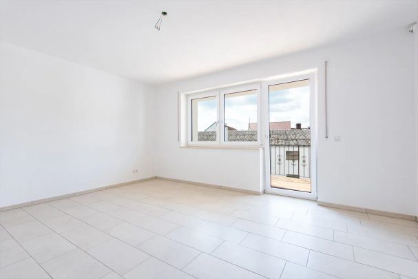 Moderne Wohnung im 1. Obergeschoss inklusive Einbauküche und zwei Außenstellplätze in Eitensheim! - Photo 1