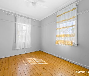 A two bedroom weatherboard home situated south side of the town centre - Photo 5