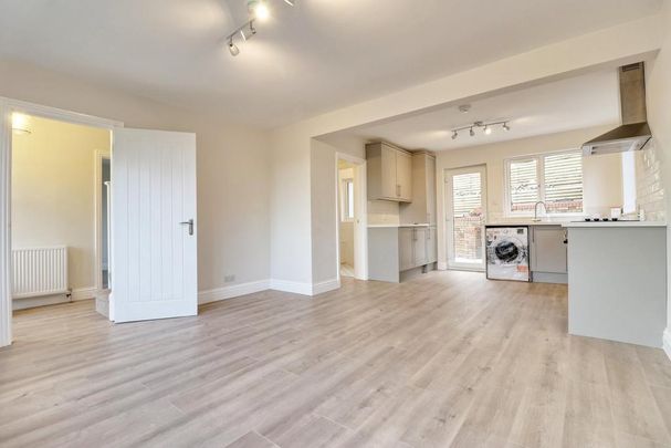 4 bedroom bungalow to rent - Photo 1