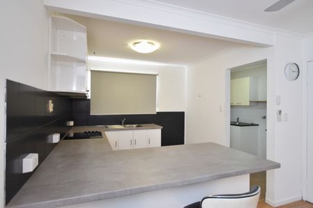 MODERN COMFORT MEETS EVERYDAY CONVENIENCE - WELCOME TO 5/4 LAMINGTON DRIVE! - Photo 4