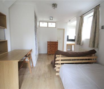 Larchwood Drive, Englefield Green, Egham, Surrey, TW20 0SH - Photo 1