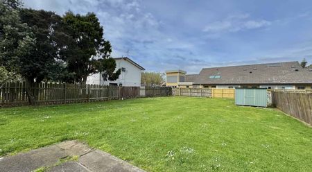 Beautifully Renovated 3-Bedroom Home in Prime Mount Roskill Location - Photo 2