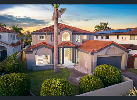 8 Folkstone Place, Runaway Bay QLD 4216 - House For Rent | Domain - Photo 5