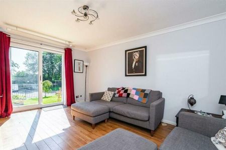 Castleview Gardens, High Wycombe - Photo 2