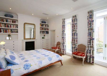 Spacious six bedroom family home with a south west facing garden close to Hurlingham Park. - Photo 4