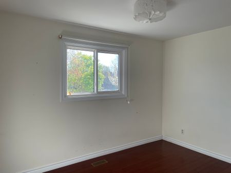 For Lease - 1072 Stephenson Drive, Burlington, Ontario - Photo 2