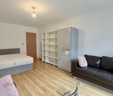 1 bedroom in a flat share to rent - Photo 5
