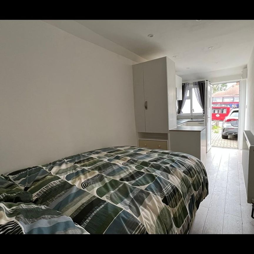 Studio Flat, Baring Road, SE12 - Photo 1