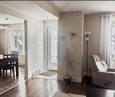 OUI C'EST DISPONIBLE ! APPARTEMENT 4 1/2 À SAINT-SAUVEUR, PRÈS DE M... - Photo 2