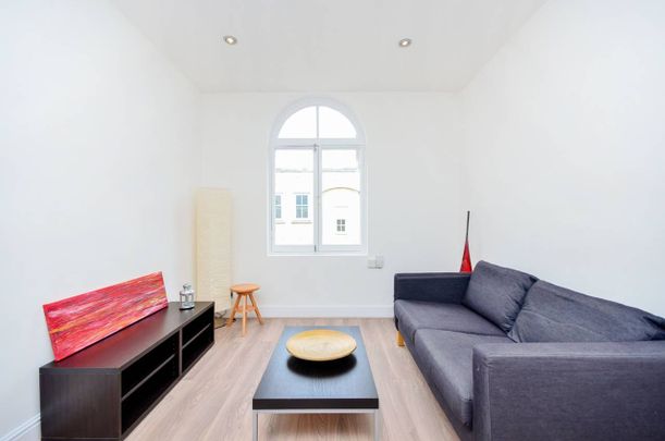 1 Bed Flat, Whitecross Street, EC1Y - Photo 1